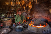 Préparation d'une grande galette de 'tef' en Ethio