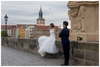 Les mariés du Pont Charles à Prague.